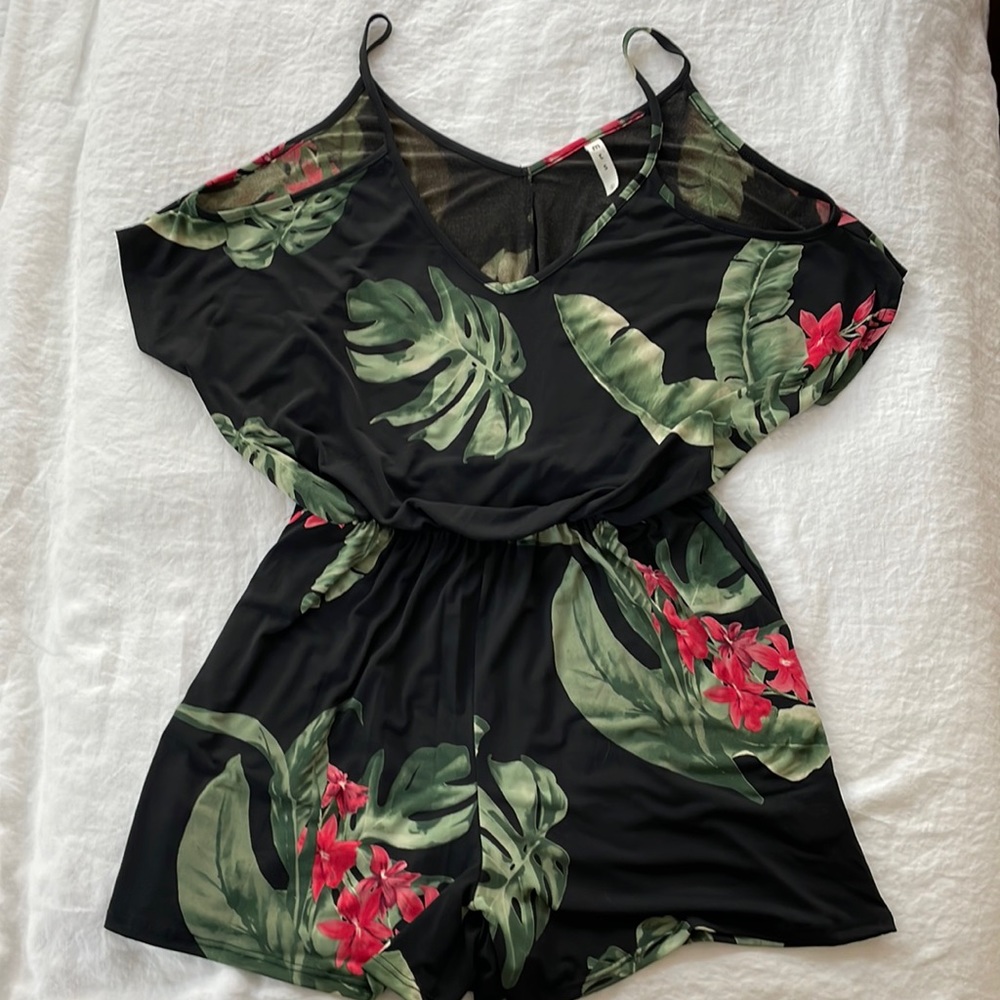 Ladies resort style romper - shorts, cut-out shoulders, with pockets, size large